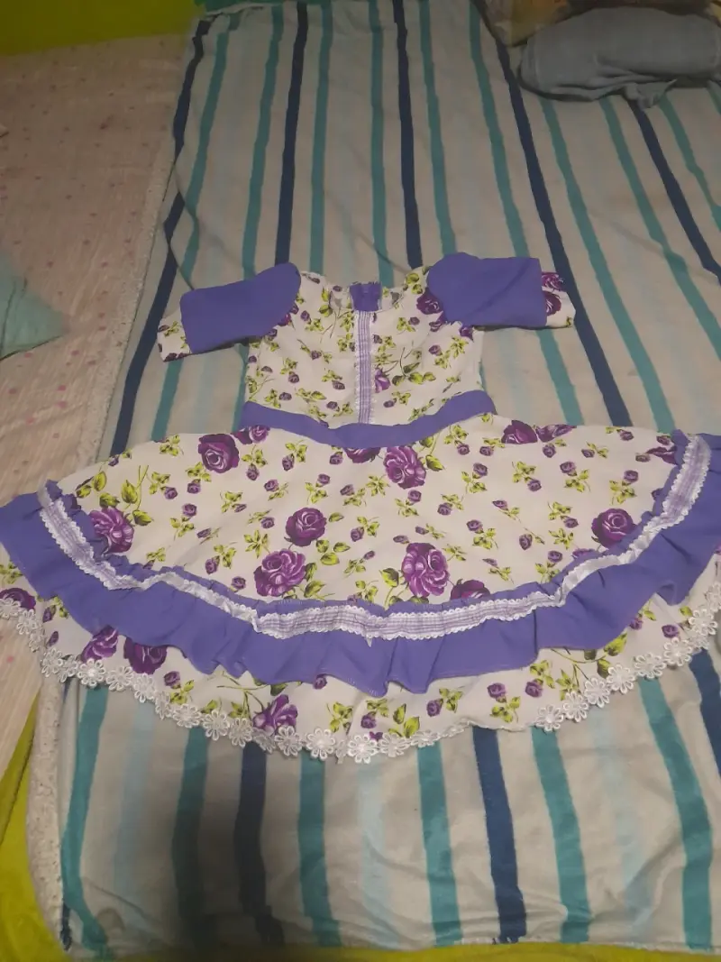 Vestido infantil floral con volantes