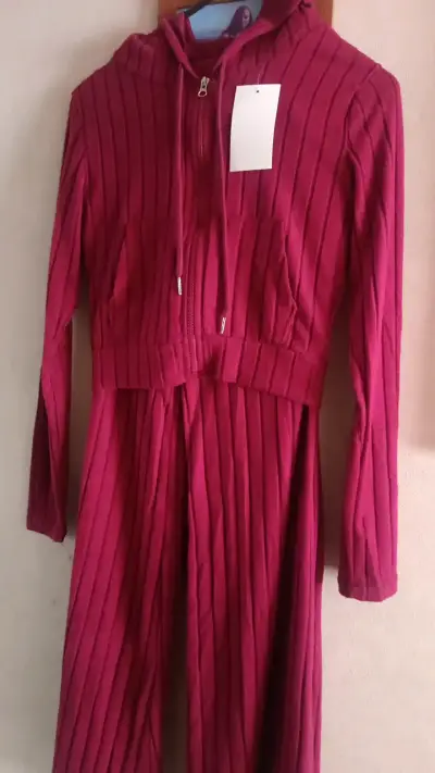 Conjunto deportivo  rojo con capucha y cierre - miniatura 1