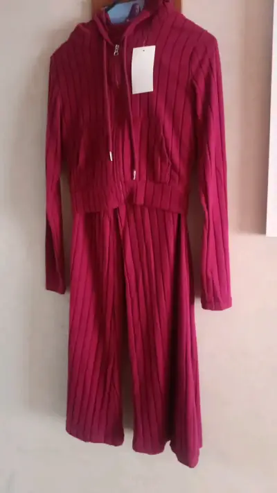 Conjunto deportivo  rojo con capucha y cierre - miniatura 2