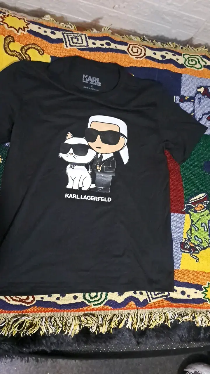 Polera negra Karl Lagerfeld con diseño gráfico