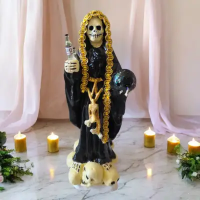 Figura de Santa Muerte con detalles dorados - miniatura 1