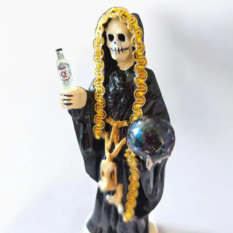 Figura de Santa Muerte con detalles dorados - 2