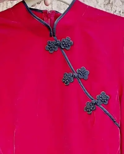 Vestido qipao rojo de terciopelo oriental - miniatura 2