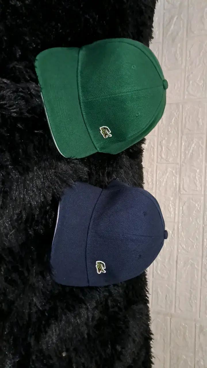 Gorras deportivas verde y azul con logo bordado - 1