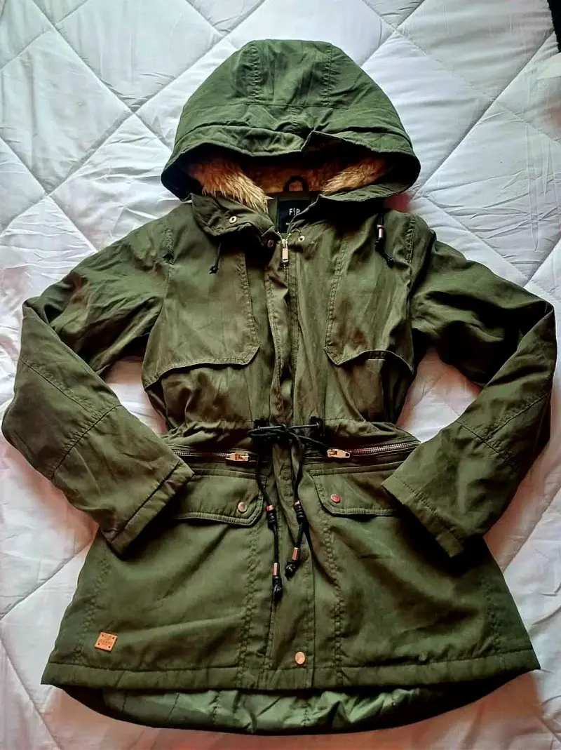 Parka verde con capucha y forro de piel sintética - 1
