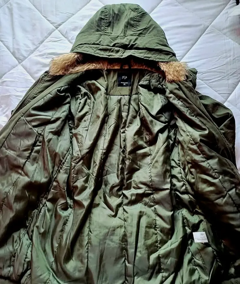 Parka verde con capucha y forro de piel sintética - 2
