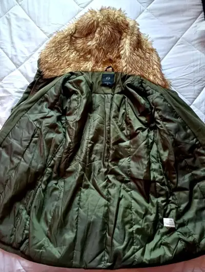Parka verde con capucha y forro de piel sintética - miniatura 3