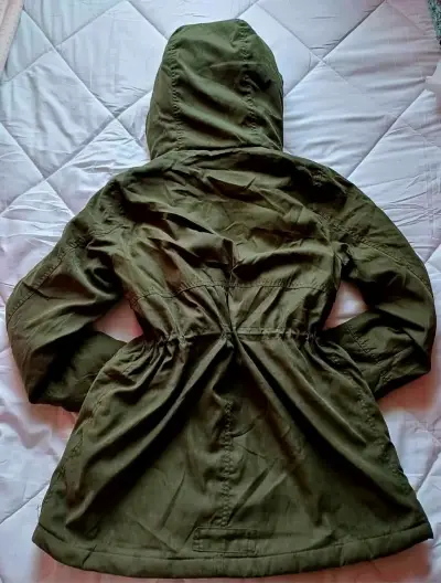 Parka verde con capucha y forro de piel sintética - miniatura 4
