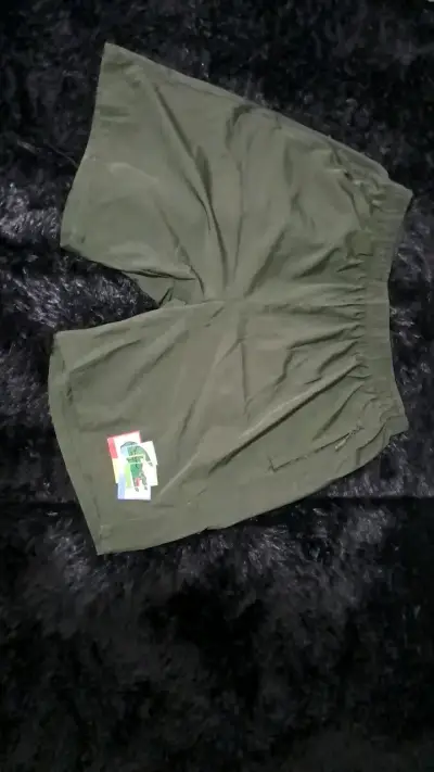 Shorts deportivos verde oliva para hombre - miniatura 1