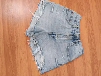 Shorts de mezclilla desgastados para mujer - miniatura 1