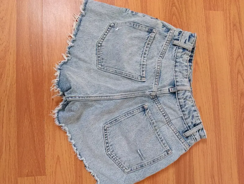 Shorts de mezclilla desgastados para mujer - 2