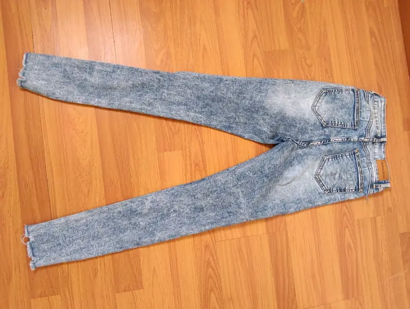 Jeans de mezclilla desgastados para mujer
