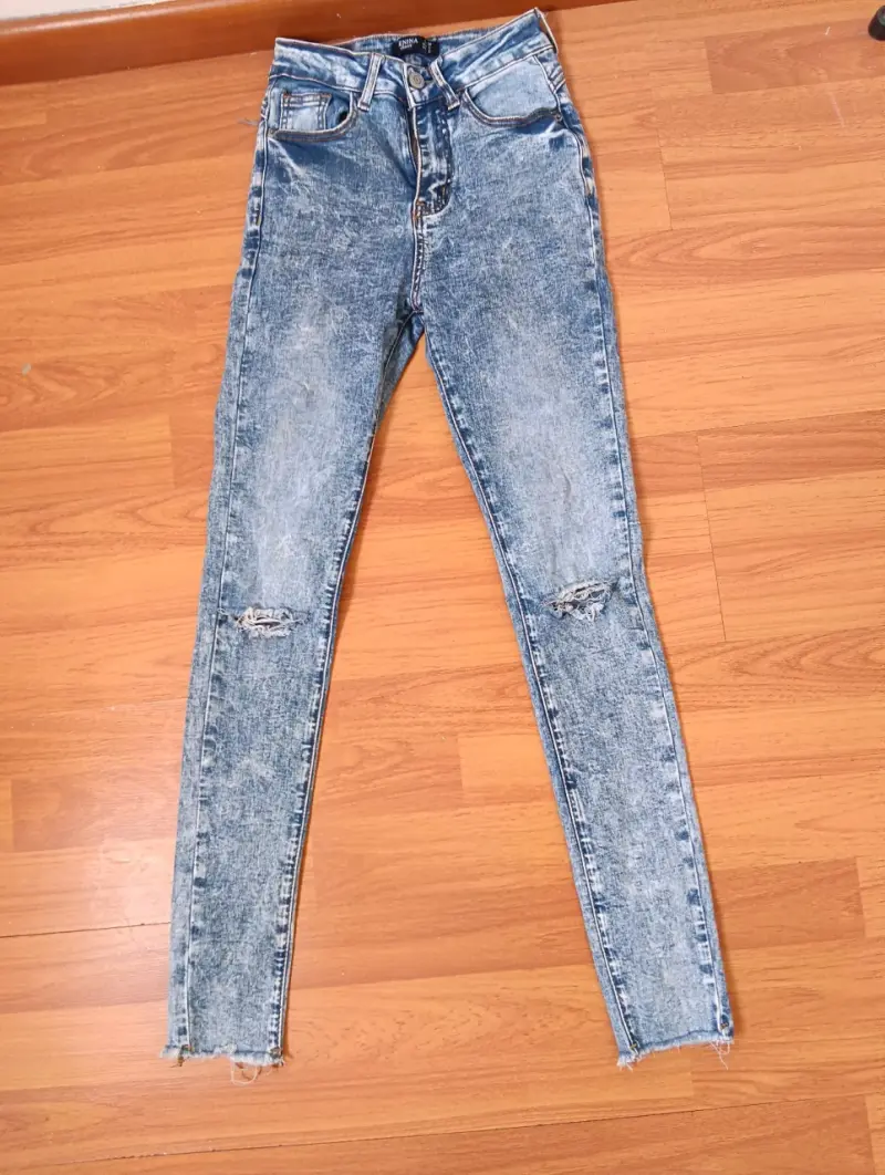 Jeans de mezclilla desgastados para mujer - 2