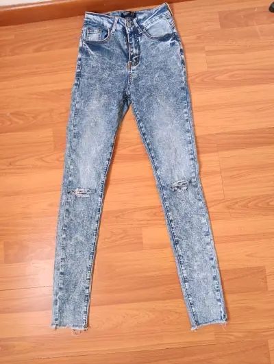 Jeans de mezclilla desgastados para mujer - miniatura 2