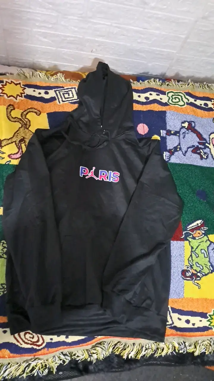 Polerón negro con capucha Paris