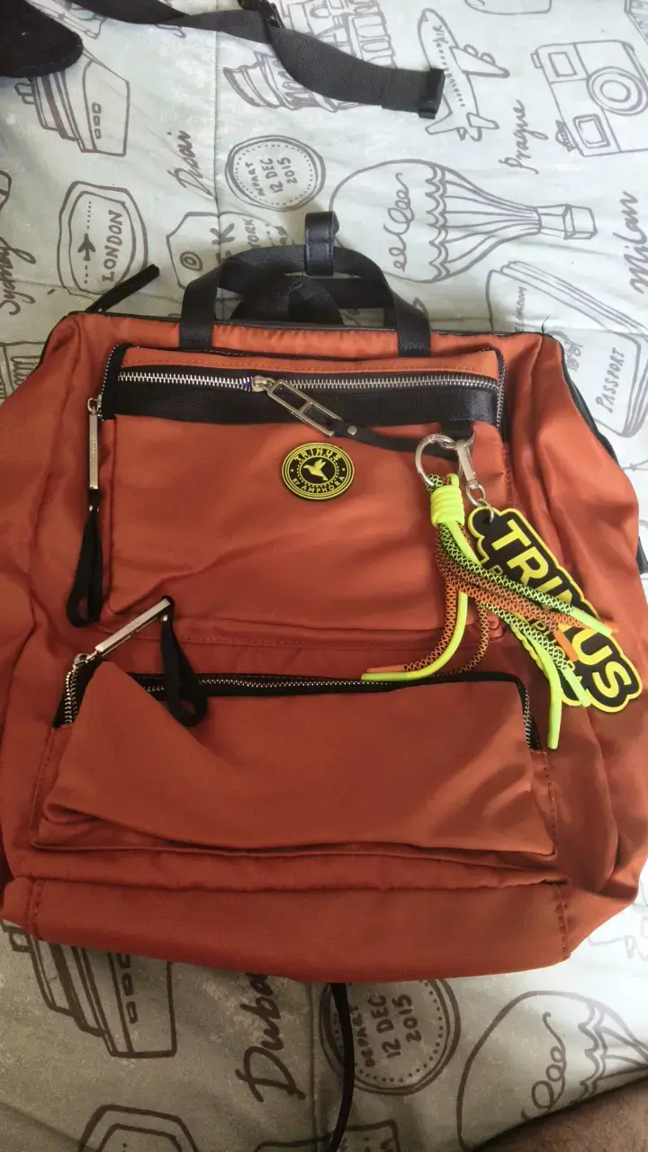 Mochila naranja con múltiples bolsillos y llavero - 1