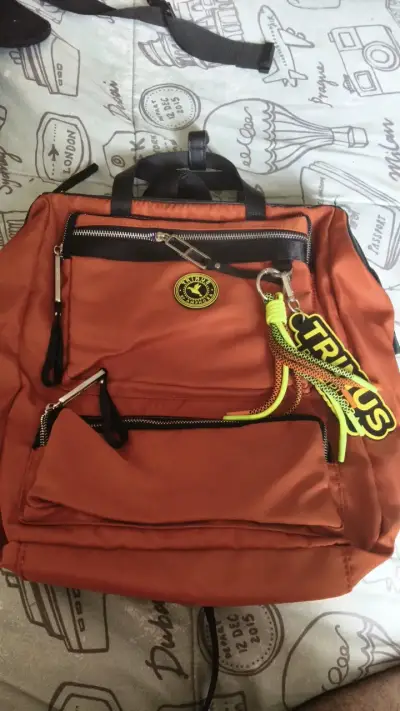 Mochila naranja con múltiples bolsillos y llavero - miniatura 1