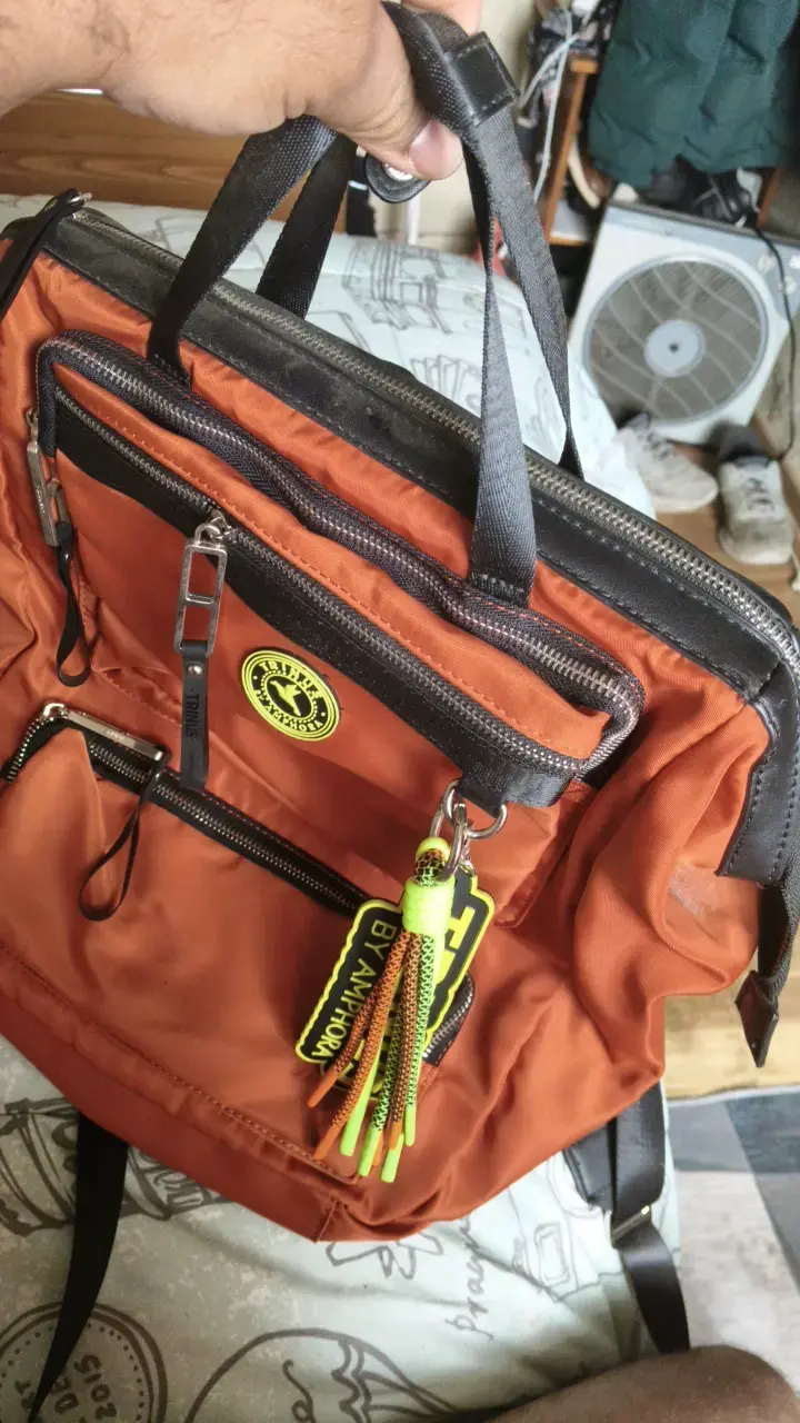 Mochila naranja con múltiples bolsillos y llavero - 2