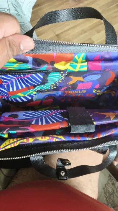 Mochila naranja con múltiples bolsillos y llavero - miniatura 3