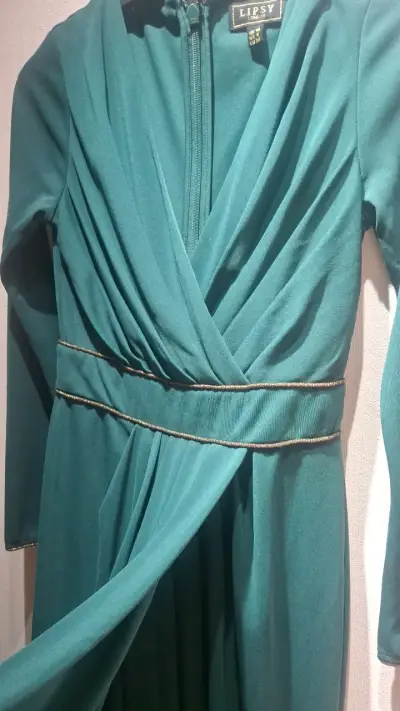 Vestido verde elegante Lipsy con detalles dorados - miniatura 2