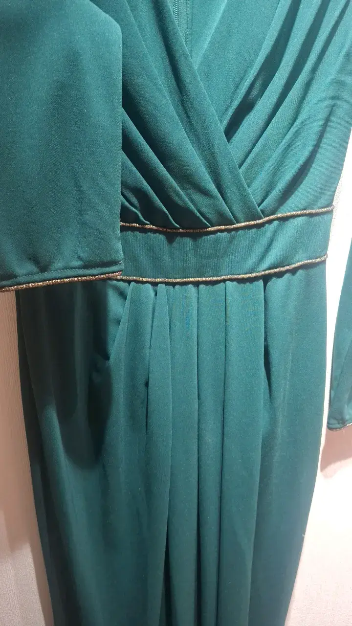 Vestido verde elegante Lipsy con detalles dorados - 3