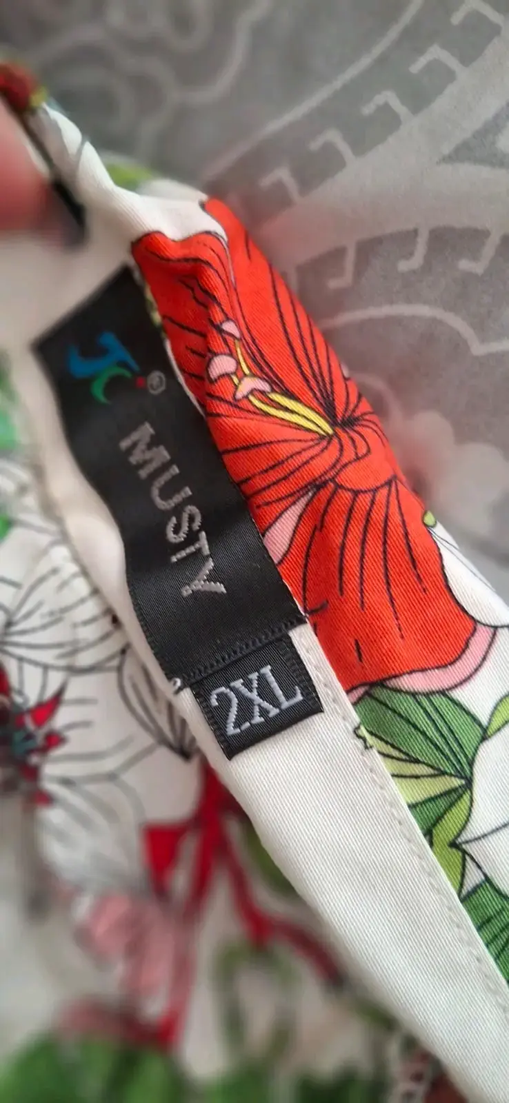 Guayabera floreada marca Musty talla 2XL - 2
