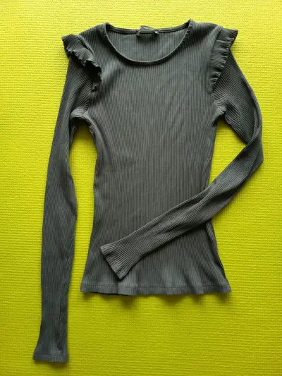 Polera manga larga con volantes gris oscuro - miniatura 1