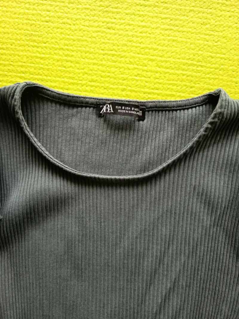 Polera manga larga con volantes gris oscuro - 2