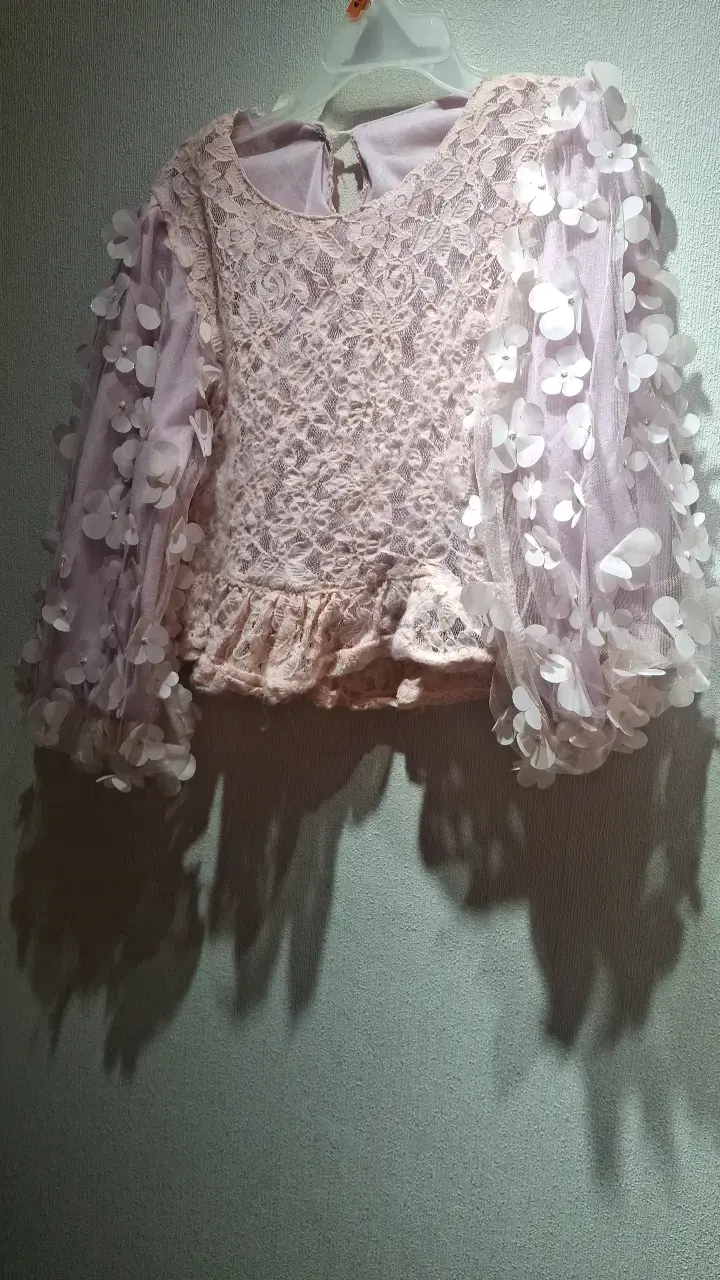 Vestido de encaje para niña con detalles florales - 1
