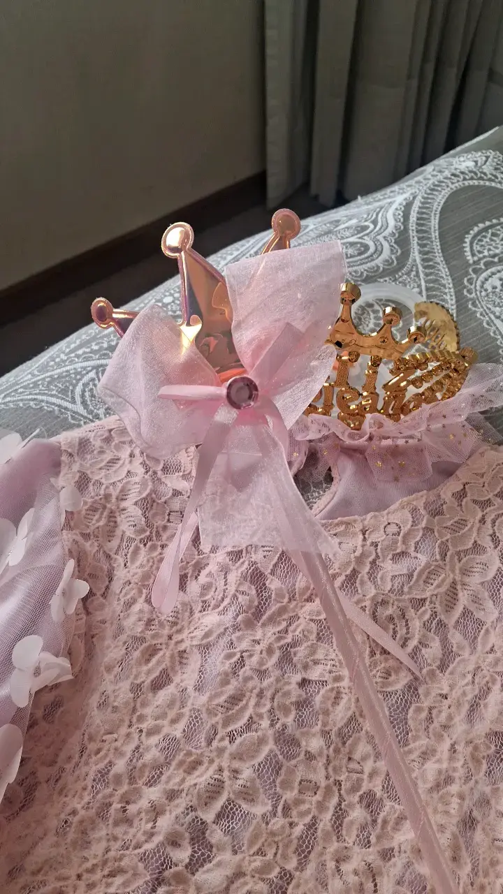 Vestido de encaje para niña con detalles florales - 3