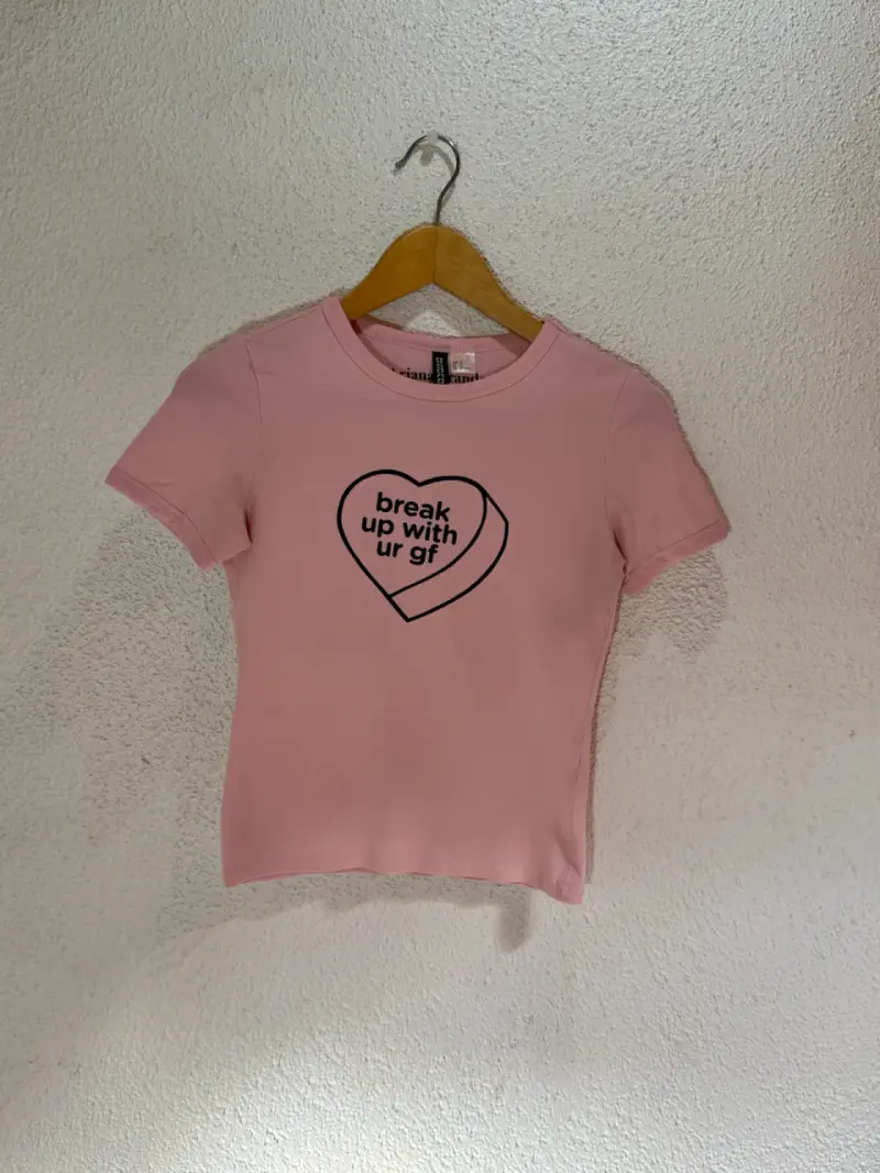 Polera rosa Ariana Grande con diseño - 1