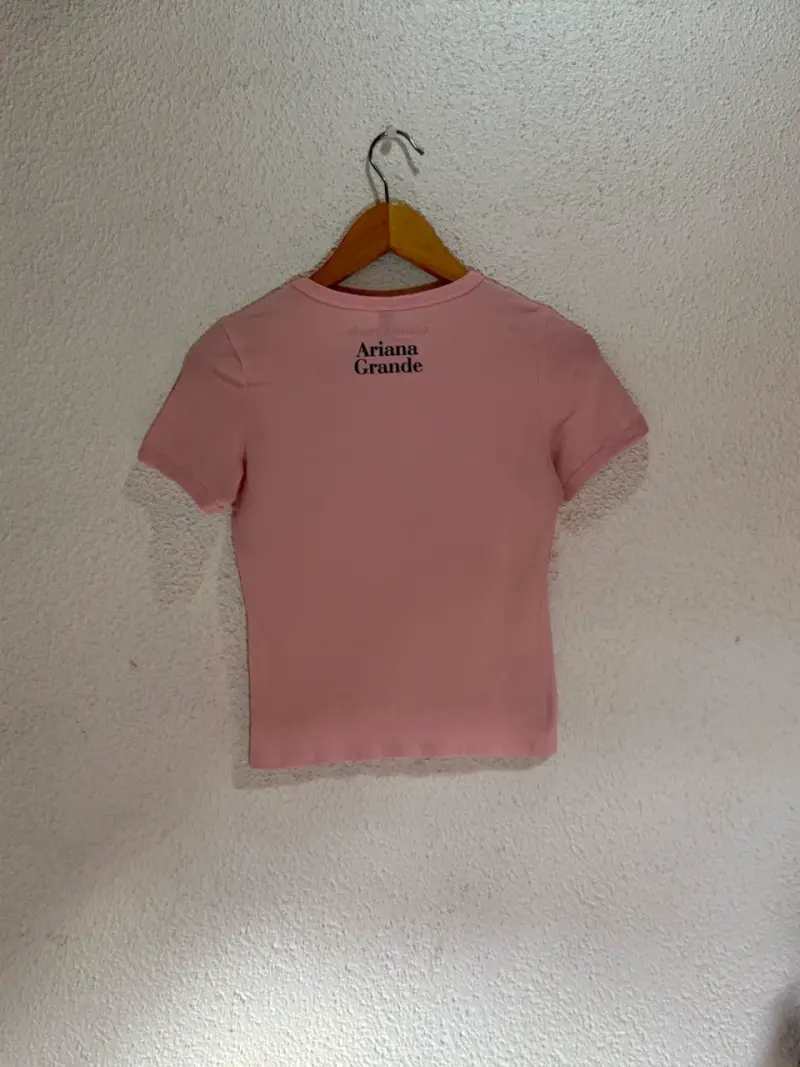 Polera rosa Ariana Grande con diseño - 2