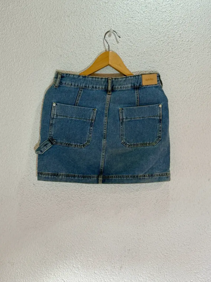 Falda de mezclilla azul con bolsillos - 2
