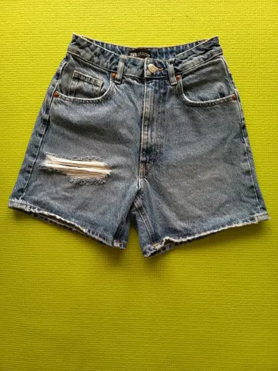 Shorts de mezclilla Zara con diseño desgastado - miniatura 1