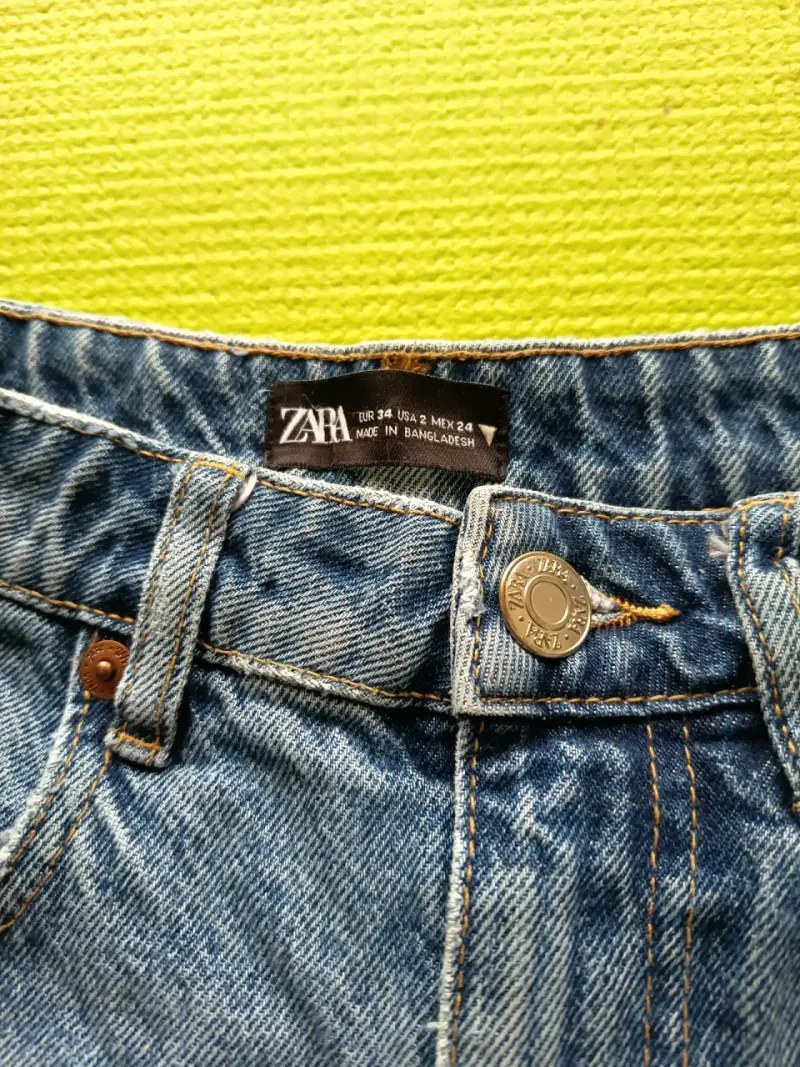 Shorts de mezclilla Zara con diseño desgastado - 2