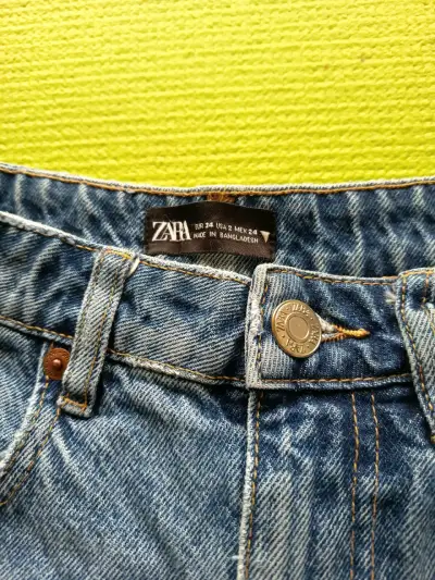 Shorts de mezclilla Zara con diseño desgastado - miniatura 2