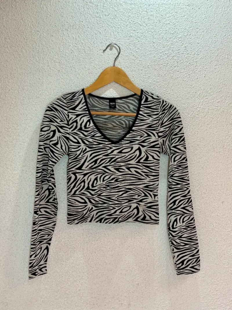 Polera manga larga estampado animal print - 1