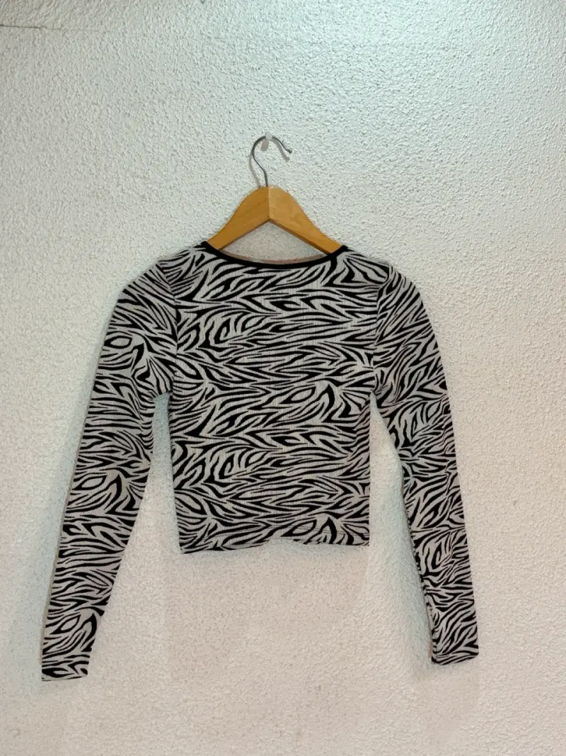 Polera manga larga estampado animal print - 2