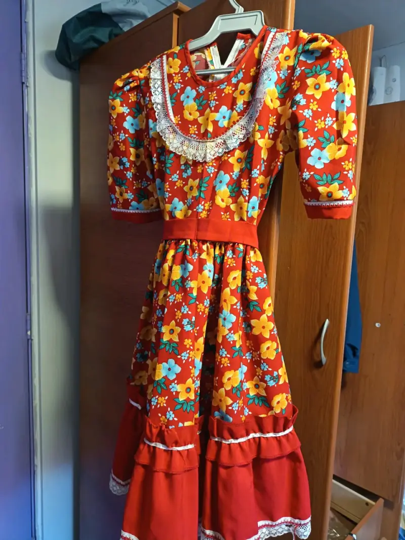 Vestido huasita floral rojo con encaje para mujer
