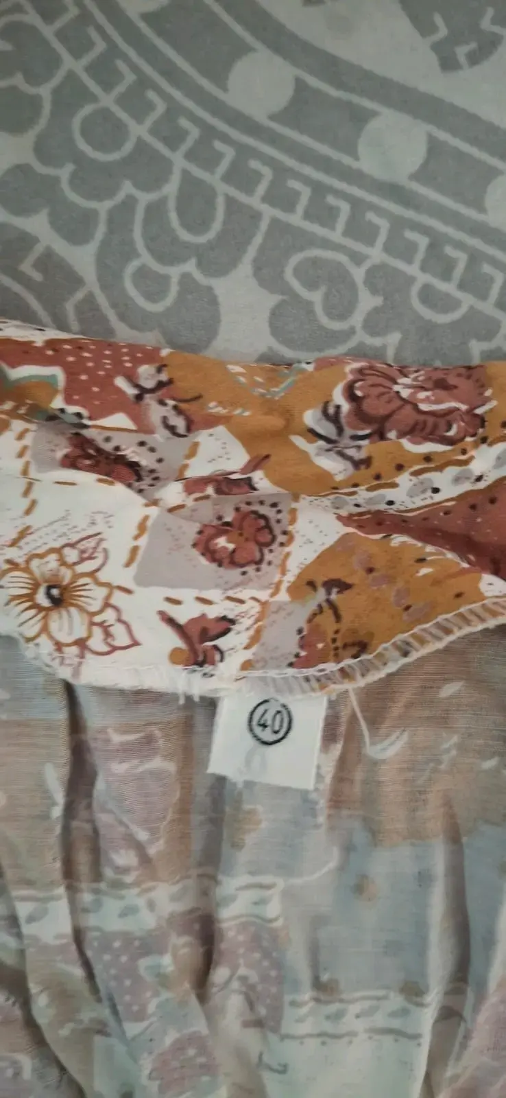 Blusa estampada formal con hombreras - 2