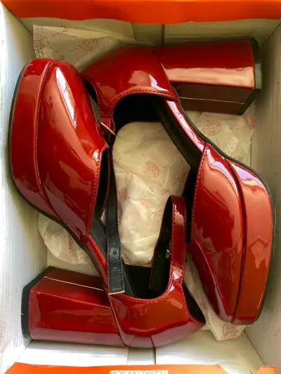 Zapatos de taco alto rojos charol - miniatura 1