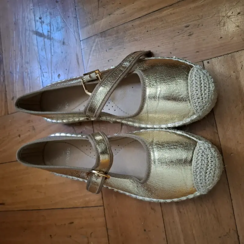Zapatos dorados de mujer con hebilla