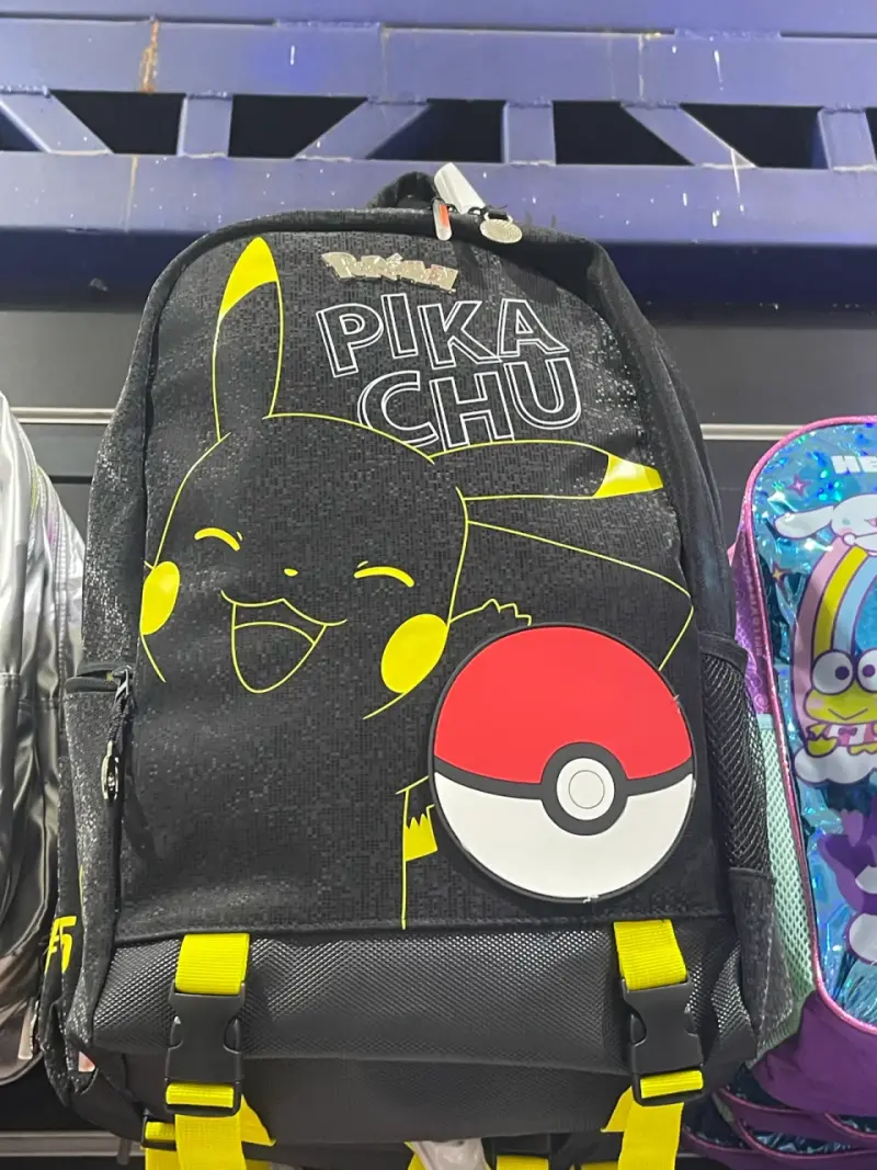 Mochila Pikachu Pokémon negra con detalles amarillos