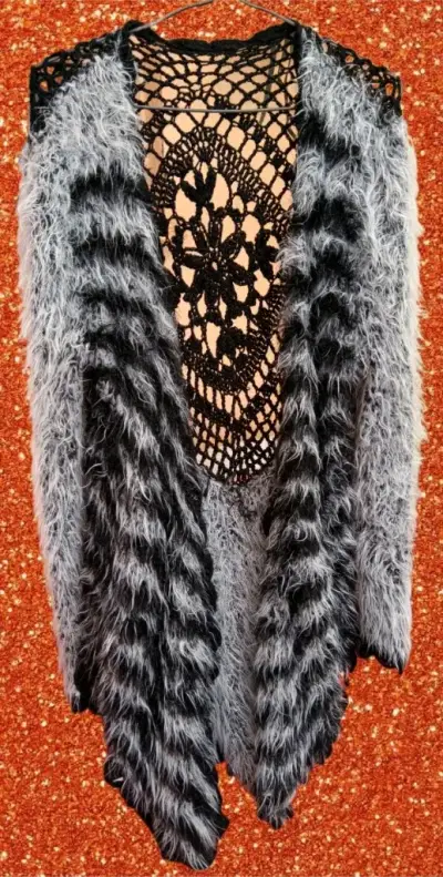 Chaleco de Peluche Gris y Negro con Diseño de Encaje - miniatura 1