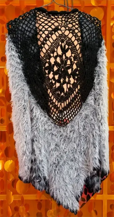 Chaleco de Peluche Gris y Negro con Diseño de Encaje - miniatura 2