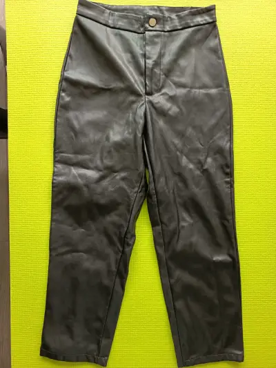 Pantalones de cuero sintético No Boundaries talla 36 - miniatura 1