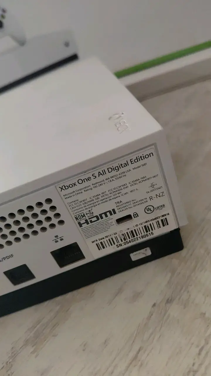 Consola Xbox One S All Digital con Control Inalámbrico - 2