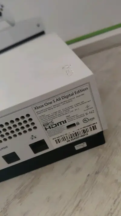 Consola Xbox One S All Digital con Control Inalámbrico - miniatura 2