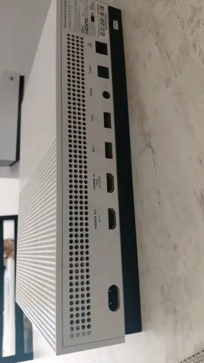 Consola Xbox One S All Digital con Control Inalámbrico - miniatura 3