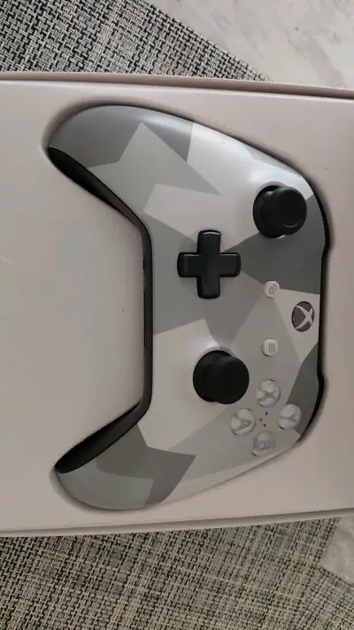Consola Xbox One S All Digital con Control Inalámbrico - miniatura 4